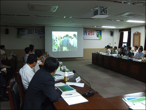 보고회에 참석한 참석자들이 지난해 지상군페스티벌 행사 동영상을 시청하고 있다. 